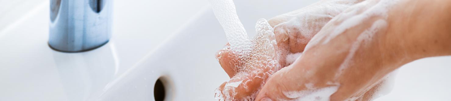 Foto handen wassen met zeep